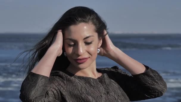 Uma Menina Vestido Preto Acaricia Seu Cabelo Fundo Oceano Dia — Vídeo de Stock