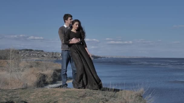 Young Couple Dressed Dark Walks Seashore Sunny Day — 비디오