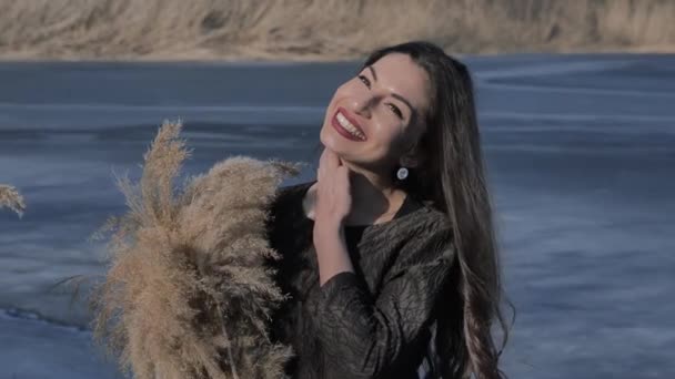 Uma Menina Caucasiana Jovem Vestido Preto Segura Buquê Cana Suas — Vídeo de Stock