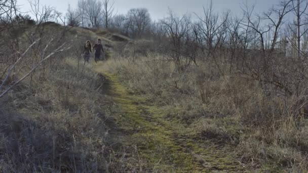 Young Couple Running Hill Holding Hands Sunny Spring Day — ストック動画