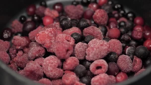 Gefrorene Himbeeren Johannisbeeren Preiselbeeren Blaubeeren Werden Zeitraffer Aufgetaut Nahaufnahme — Stockvideo