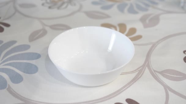 Mano Femminile Versa Cioccolato Bianco Una Tazza Vicino — Video Stock