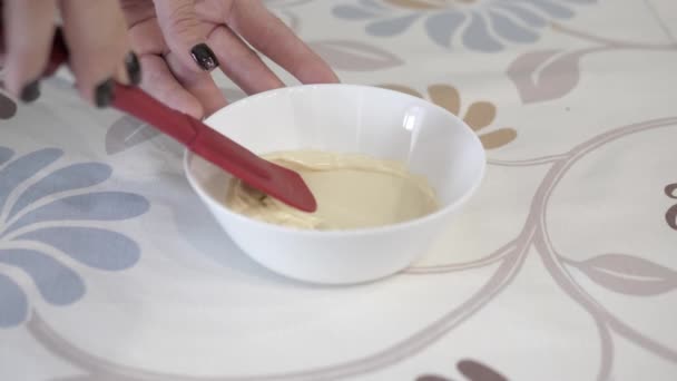 Kvinnliga Händer Bort Från Ramen Vit Kopp Med Choklad Närbild — Stockvideo