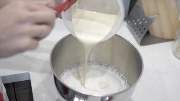 Mani Femminili Versano Liquido Latte Una Base Bianca Una Tazza — Video Stock