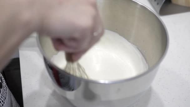 女性の手は 金属カップに白い液体を攪拌 クローズアップ — ストック動画