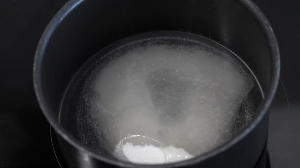 Een Heldere Vloeistof Koken Een Zwarte Steelpan Close — Stockvideo