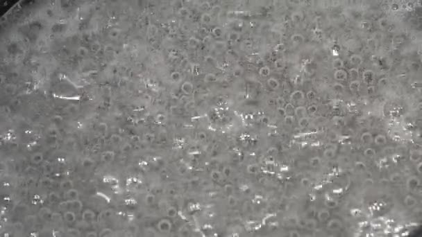 Кипячение Прозрачной Жидкости Черной Кастрюле Крупным Планом — стоковое видео