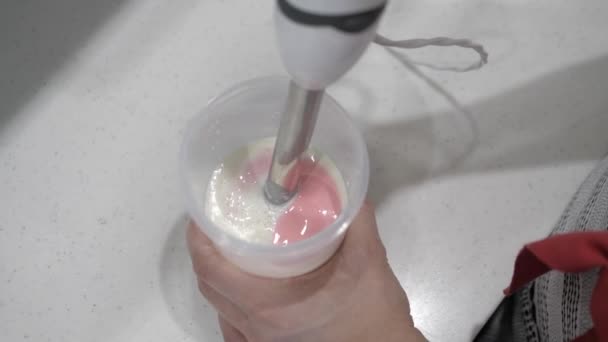 女性の手は 赤染料 プラスチックシリンダー ブレンダー クローズアップと白いミルクの液体を混合します — ストック動画