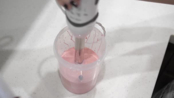 女性の手は 赤染料 プラスチックシリンダー ブレンダー クローズアップと白いミルクの液体を混合します — ストック動画
