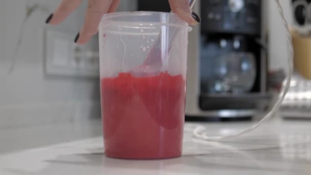 Frauenhände Mischen Rosa Flüssigkeit Mit Roter Farbe Plastikzylinder Mixer Nahaufnahme — Stockvideo