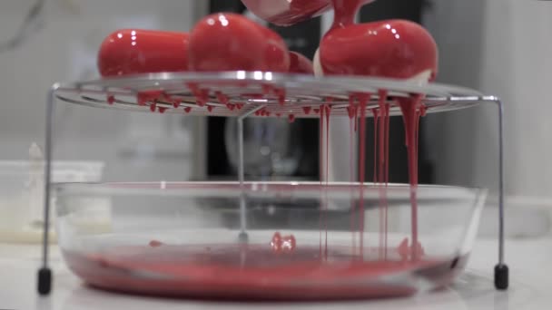 Kvinnliga Händer Dränkta Med Röd Glasyr Vit Dessertluckor Närbild — Stockvideo