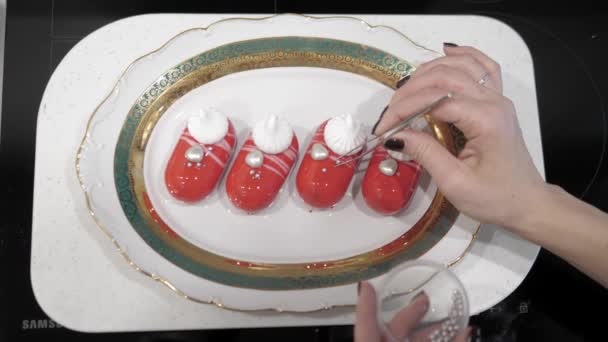 Desserts Rouges Décorés Main Avec Des Rayures Blanches Des Meringues — Video