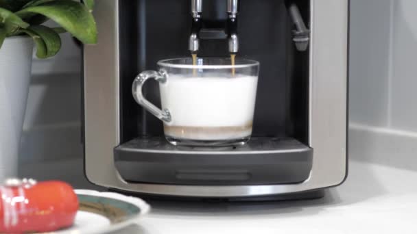 Une Machine Café Noire Verse Café Dans Une Tasse Transparente — Video