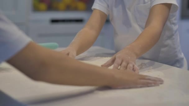 Ręce Dzieci Ugniatają Ciasto Białym Stole Zbliżenie — Wideo stockowe