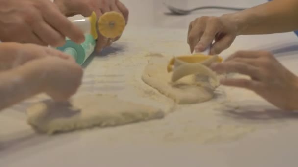 Barnens Händer Gör Figurer Degen Ett Vitt Bord Närbild — Stockvideo