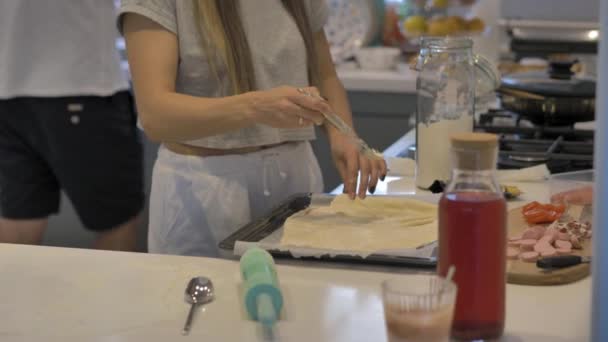Mujer Hace Pizza Casera Una Cocina Blanca Cerca — Vídeos de Stock