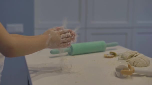 Детские Руки Играют Мукой Тестом Белой Кухне Крупным Планом — стоковое видео