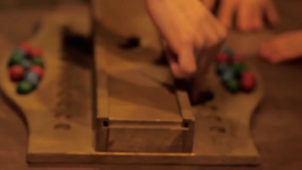 Dorosła Ręka Pokazuje Zasady Gry Drewnianymi Kolorowymi Kulkami Zbliżenie — Wideo stockowe