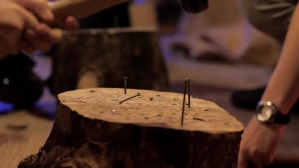 Kinderen Handen Concurreren Het Hameren Van Nagels Een Stomp Close — Stockvideo