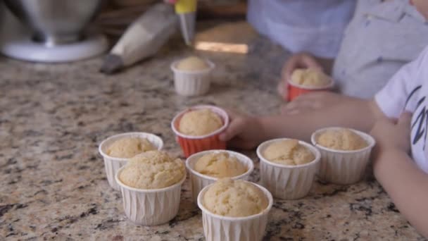 Kamenné Desce Několik Cupcakes Maminka Ukazuje Dítěti Jak Zdobit Smetanou — Stock video