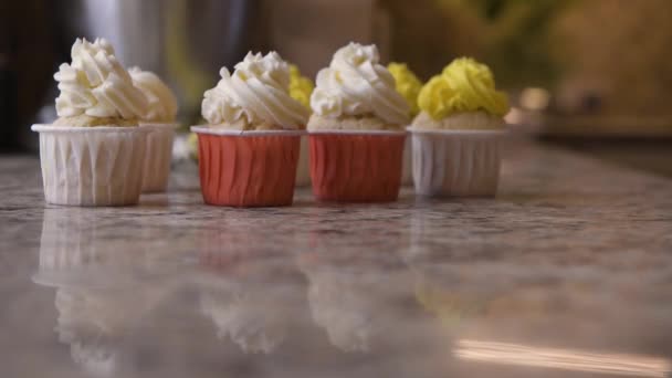 Στο Πέτρινο Τραπέζι Υπάρχουν Πολλά Πολύχρωμα Cupcakes Οποία Από Defocus — Αρχείο Βίντεο