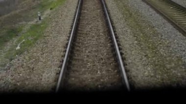 Tren penceresinden çekilen tren yolu uzaklaştığında, denizin ve dağların kenarlarında, bir yaz günü.