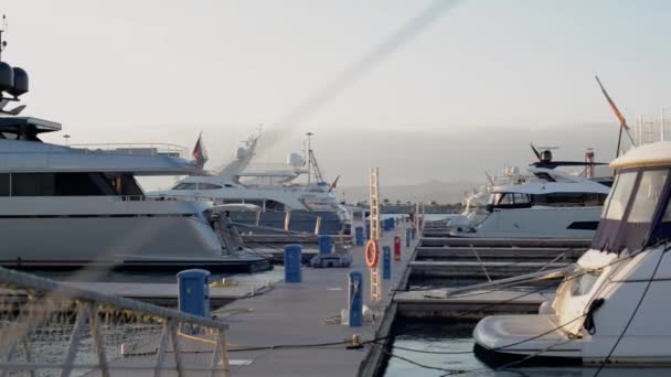 Швартовка Яхт Российскими Флагами — стоковое видео