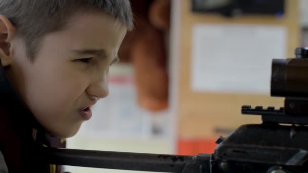 一个在射击场里的男孩用来福枪瞄准目标 近距离射击 — 图库视频影像