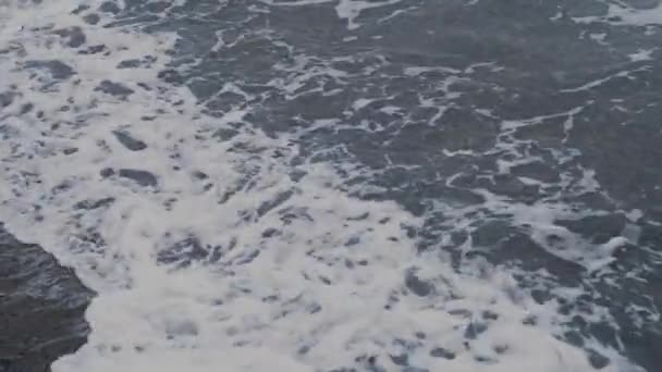 Prachtig Uitzicht Zee Met Blauw Water Wit Schuim Uit Golven — Stockvideo