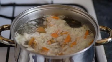Metal bir tavada pişirilmiş vejetaryen sebze çorbası..