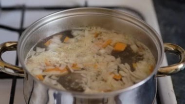Metal bir tavada pişirilmiş vejetaryen sebze çorbası..