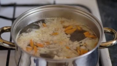 Metal bir tavada pişirilmiş vejetaryen sebze çorbası..
