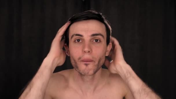 Homem Caucasiano Engraçado Caretas Frente Câmera Fundo Preto Retrato — Vídeo de Stock