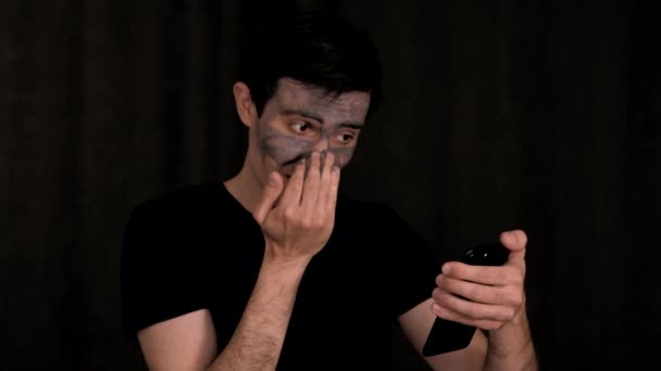 Siyah Elbiseli Beyaz Bir Adam Yüzüne Kozmetik Kil Sürerken Telefon — Stok video