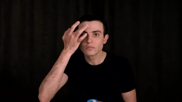 Blogger Masculino Caucasiano Preto Explica Câmera Como Usar Creme Facial — Vídeo de Stock