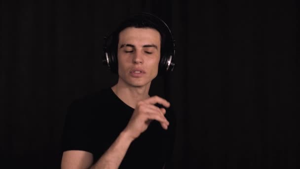 Homme Caucasien Noir Écouteurs Danse Drôle Devant Caméra Écouter Musique — Video