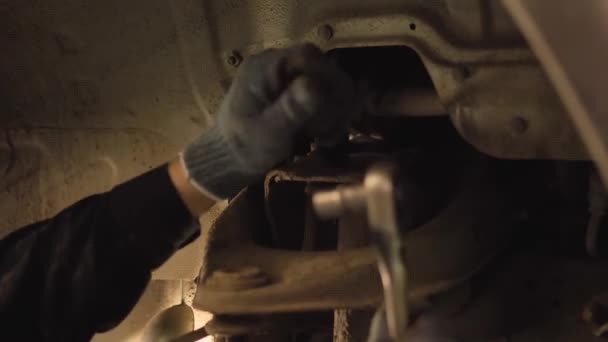Руки Рукавичках Робочому Одязі Ремонтують Запасну Частину Автомобіля Гаражі Крупним — стокове відео