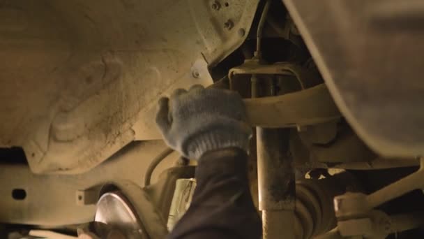 Handen Handschoenen Werkkleding Zijn Het Repareren Van Een Onderdeel Van — Stockvideo