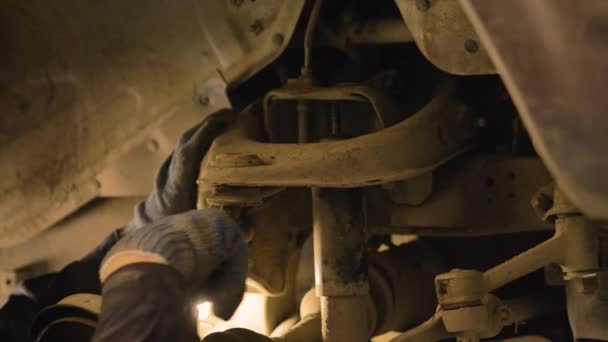 Handen Handschoenen Werkkleding Zijn Het Repareren Van Een Onderdeel Van — Stockvideo