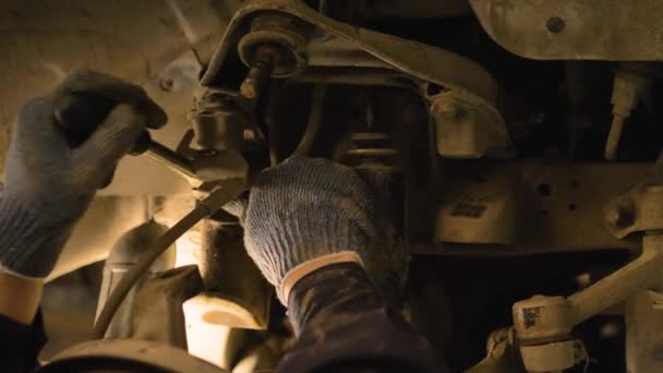 Mãos Luvas Roupas Trabalho Estão Reparando Uma Peça Reposição Carro — Vídeo de Stock