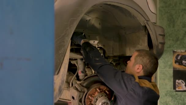 Homem Asiático Está Reparando Chassi Carro Velho Levantado Elevador Uma — Vídeo de Stock