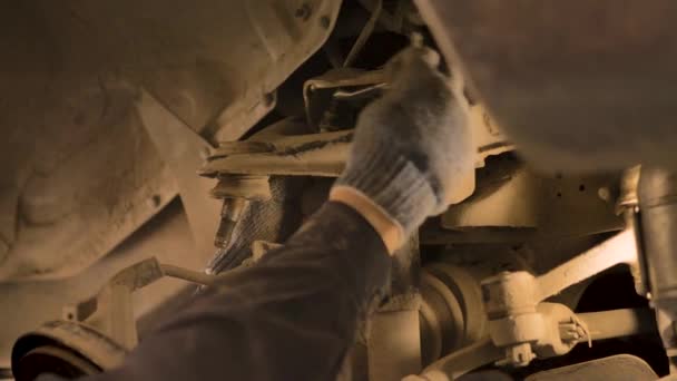 Hombre Asiático Está Reparando Chasis Coche Viejo Levantado Ascensor Taller — Vídeo de stock