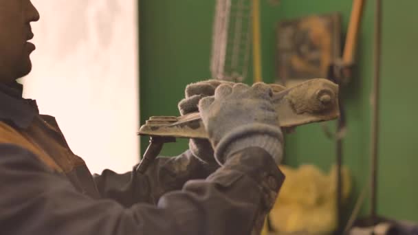 Eldivenli Elbiseli Asyalı Garajda Yedek Parça Tamir Ediyor Yakın Plan — Stok video