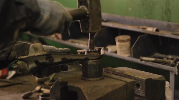 Asiat Handschuhen Und Arbeitskleidung Repariert Einer Garage Ein Autoteil Nahaufnahme — Stockvideo