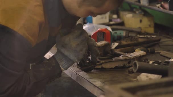 Ασιάτης Γάντια Και Ρούχα Εργασίας Επισκευάζει Ένα Ανταλλακτικό Του Αυτοκινήτου — Αρχείο Βίντεο