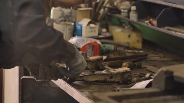 身着手套和工作服的亚洲人正在修车库里的零件 — 图库视频影像