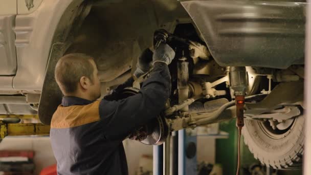 Hombre Asiático Está Reparando Chasis Coche Viejo Levantado Ascensor Taller — Vídeo de stock