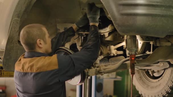 Asiatique Est Train Réparer Châssis Une Vieille Voiture Soulevée Sur — Video