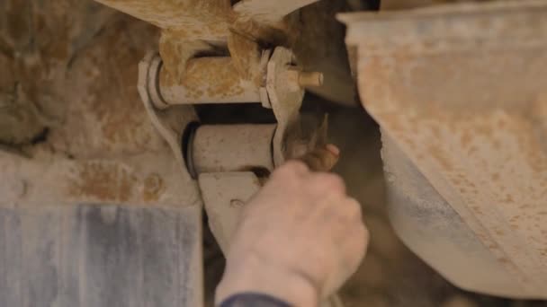 Handen Handschoenen Werkkleding Zijn Het Repareren Van Een Onderdeel Van — Stockvideo