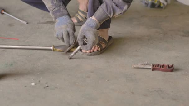 Asiat Handschuhen Und Arbeitskleidung Repariert Einer Garage Ein Autoteil Nahaufnahme — Stockvideo